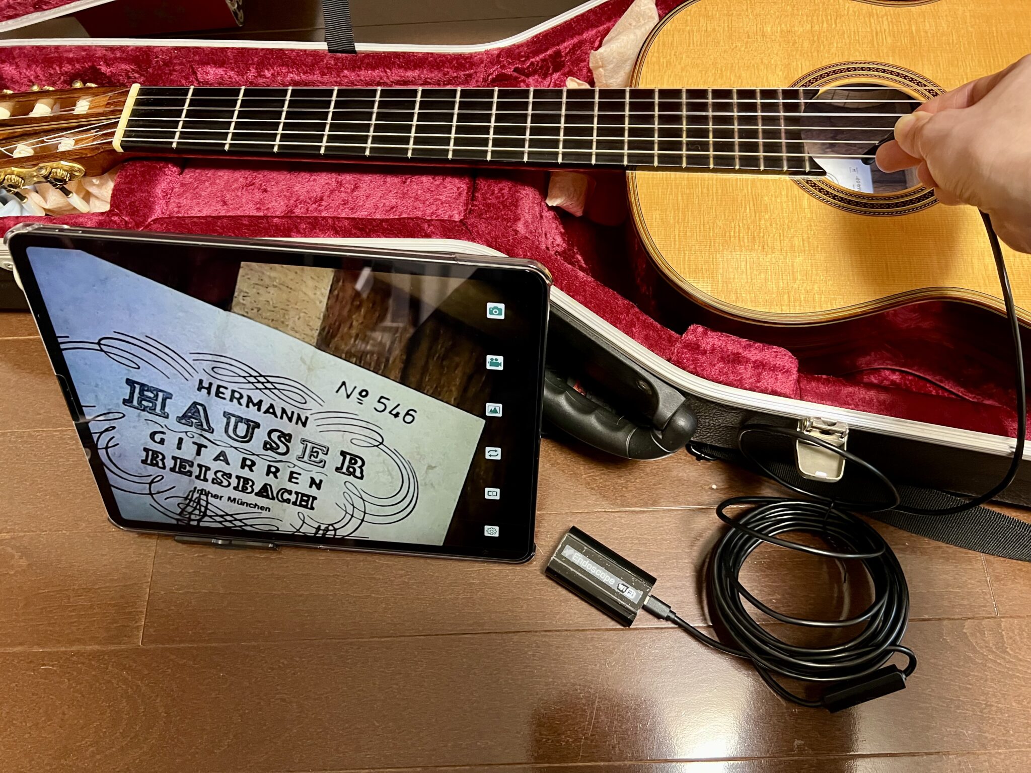 ファイバースコープカメラでギターの内部を撮影