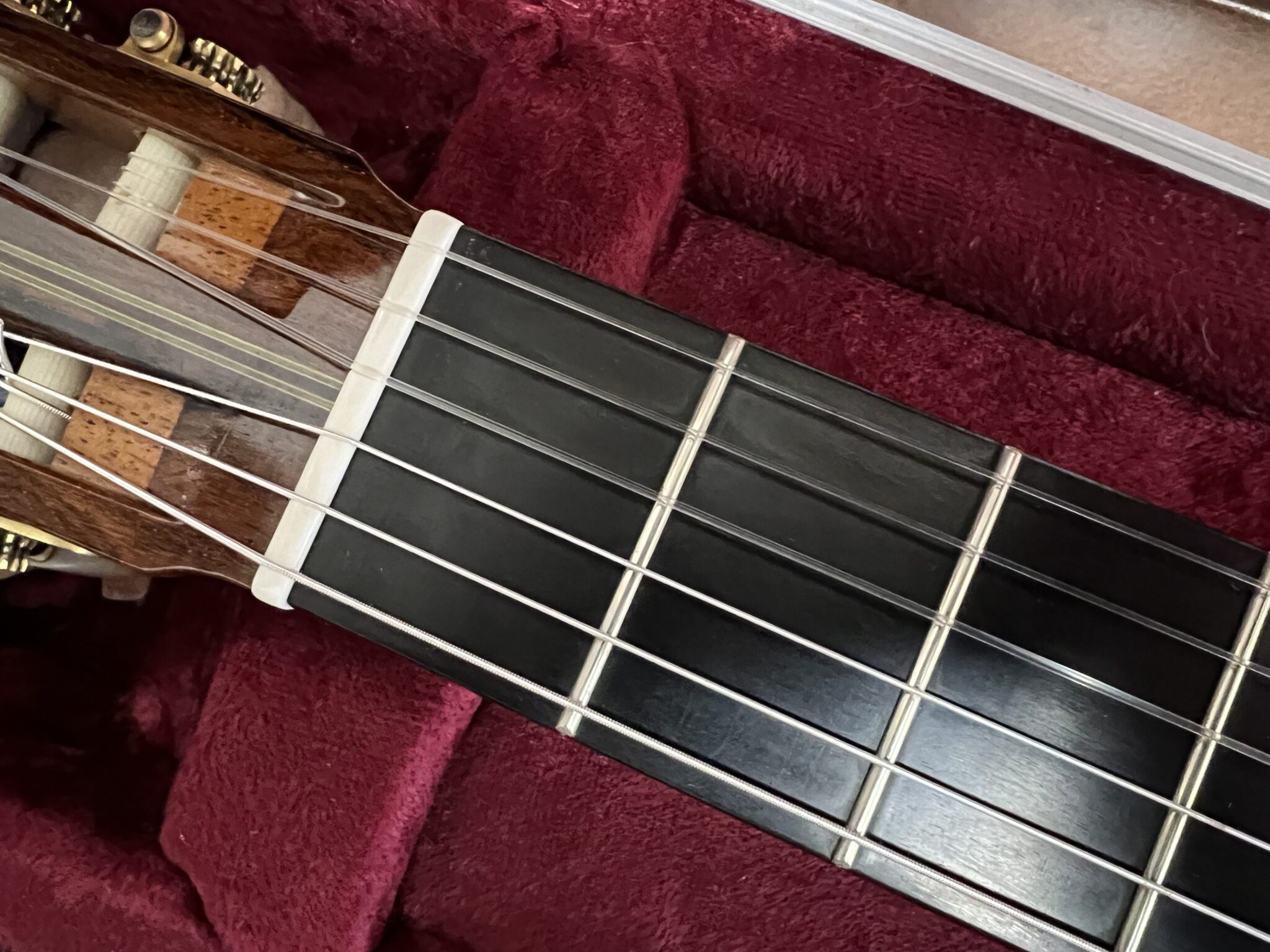 水牛骨で新しく作り直したクラシックギターのナット